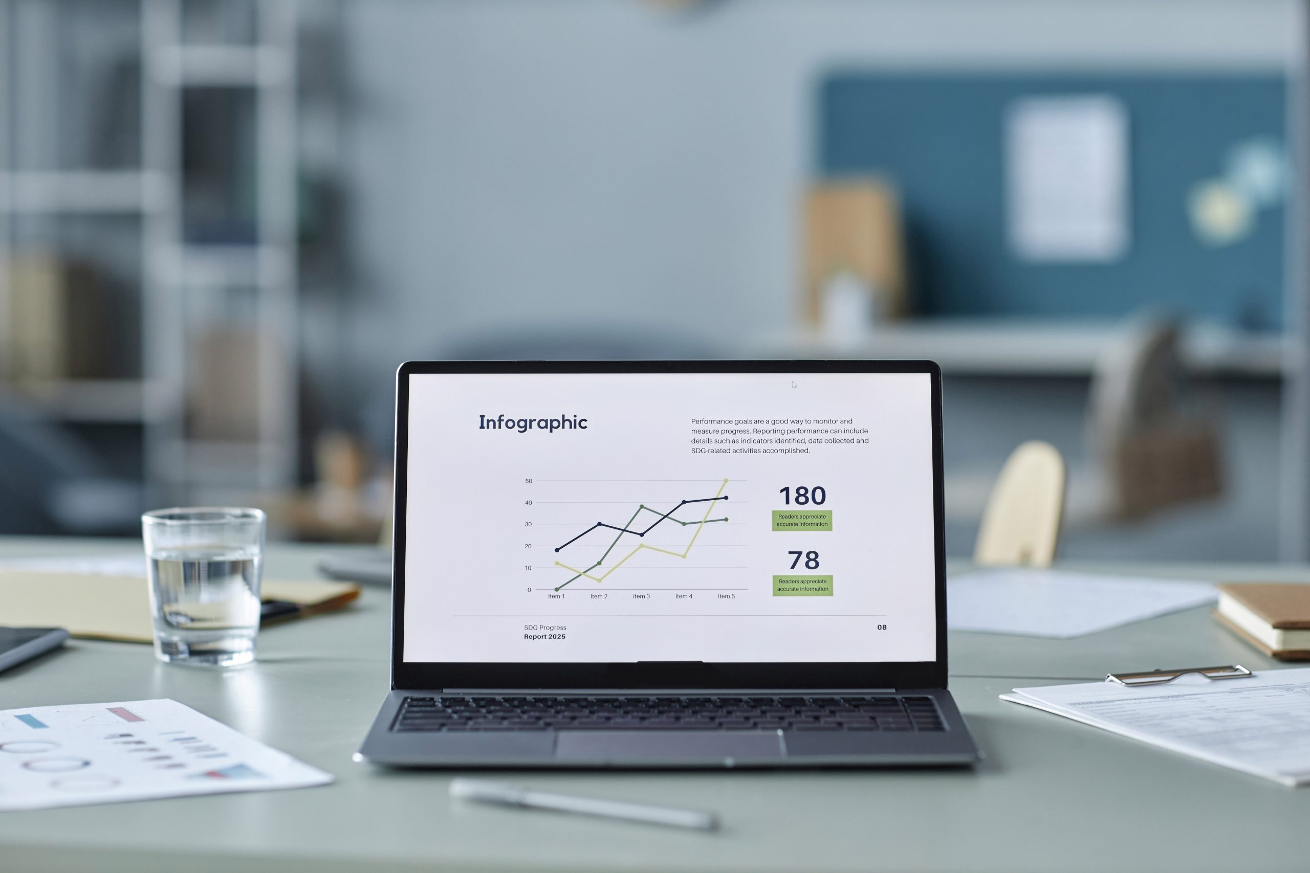 laptop ada grafik naik, icon iklan di sekitar