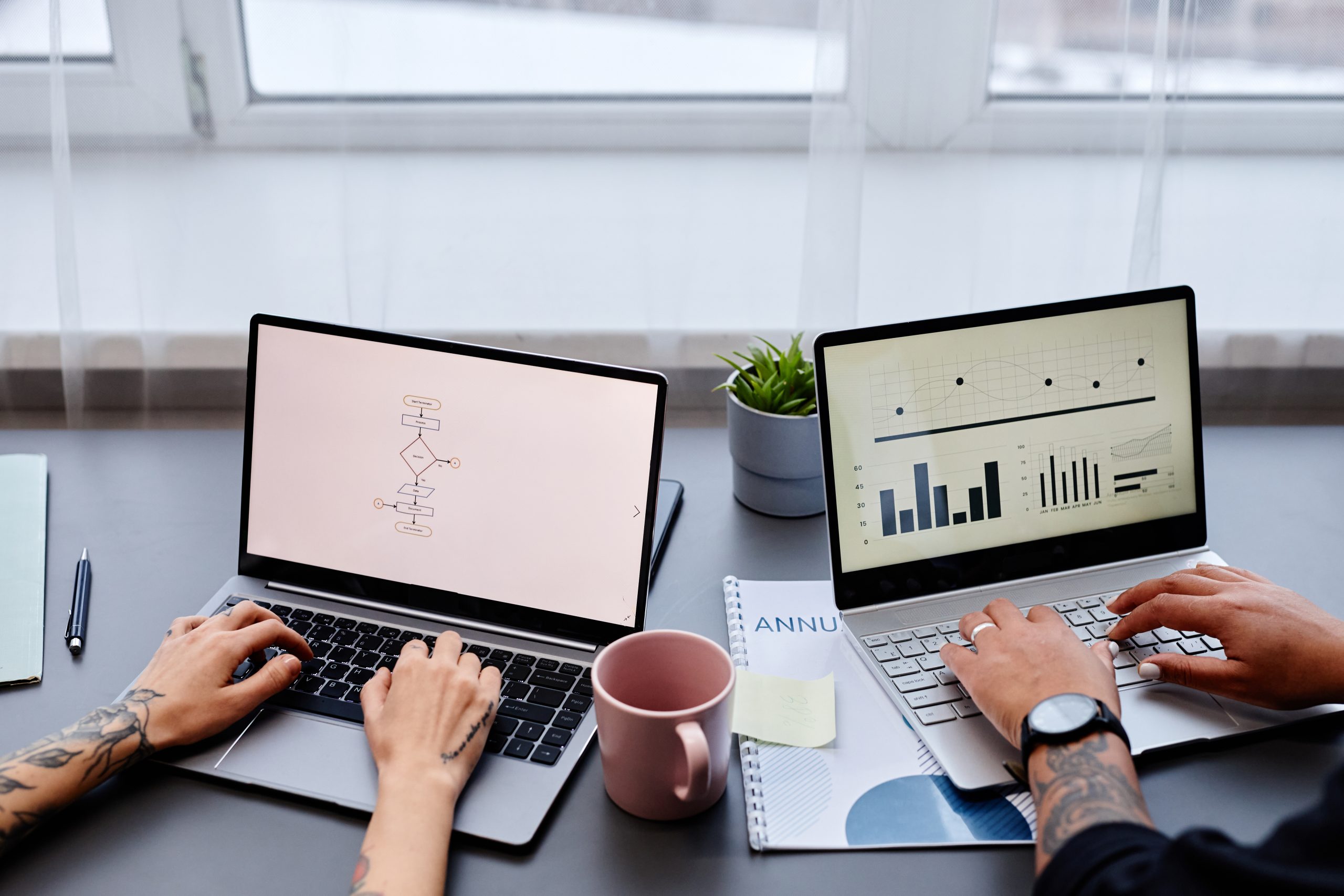 Tangan 2 orang bekerja di laptop dengan grafik naik, icon digital di sekitar